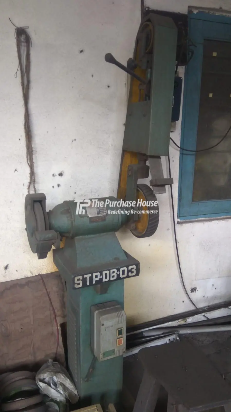 Belt deburring machine for metal edge finishing work