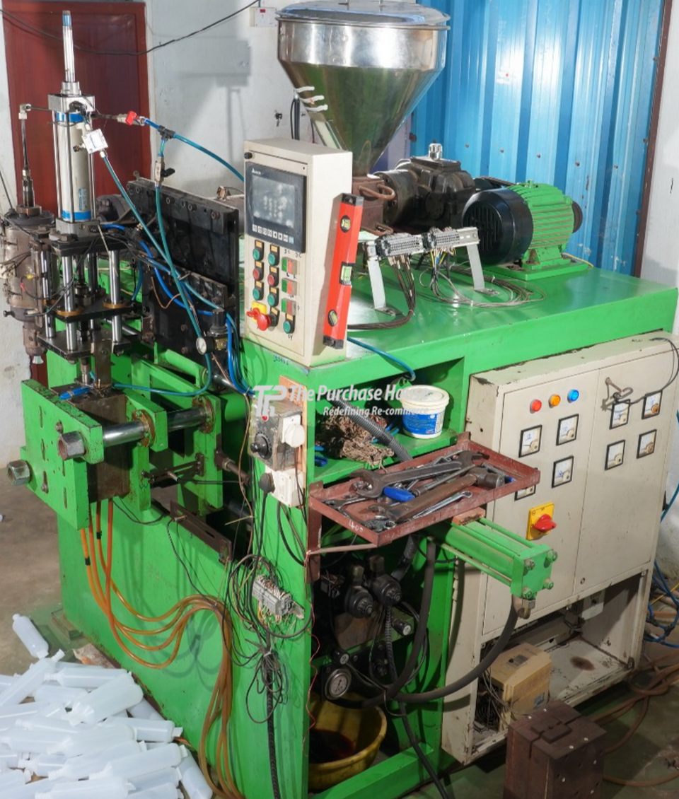 BLOW MOULDING MACHINE