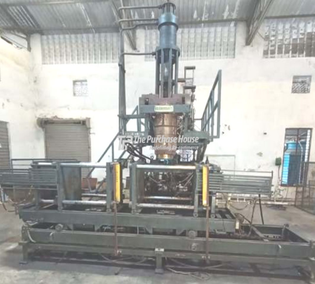 BLOW MOULDING MACHINE