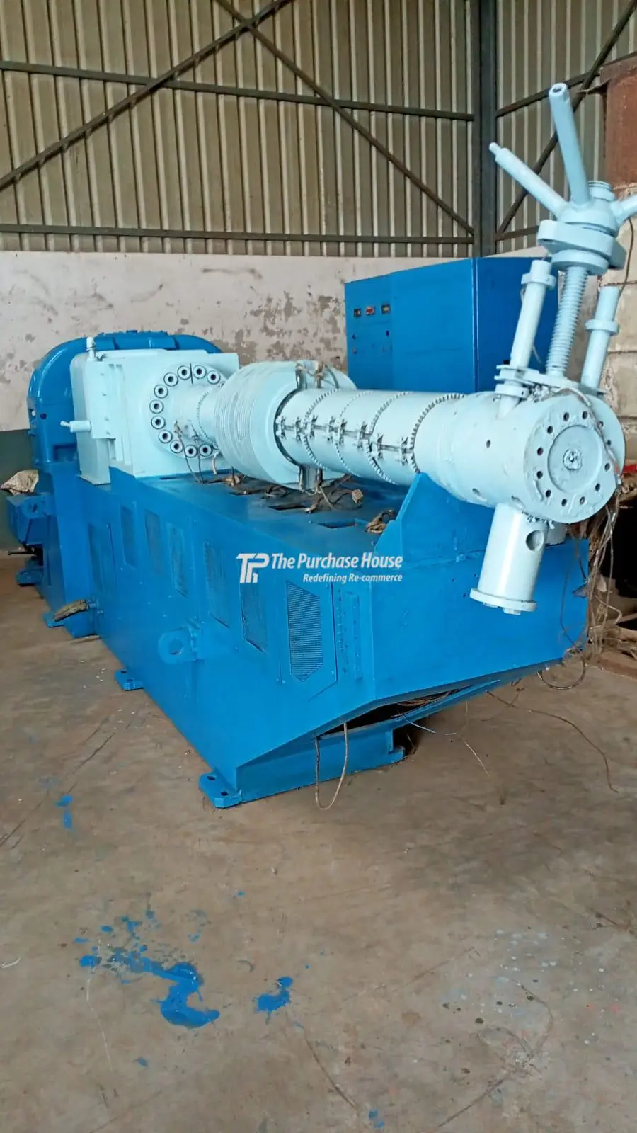 BLOW MOULDING MACHINE