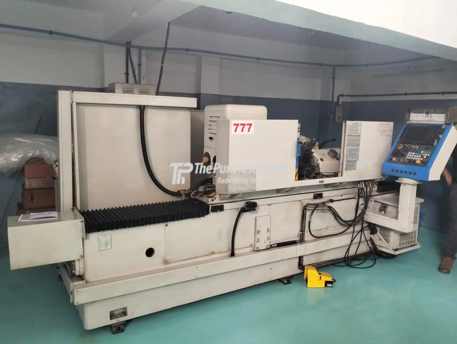 CNC CYLINDRICAL GRINDER MACHINE