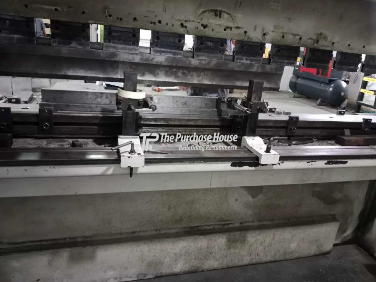 CNC PRESS BRAKE MACHINE