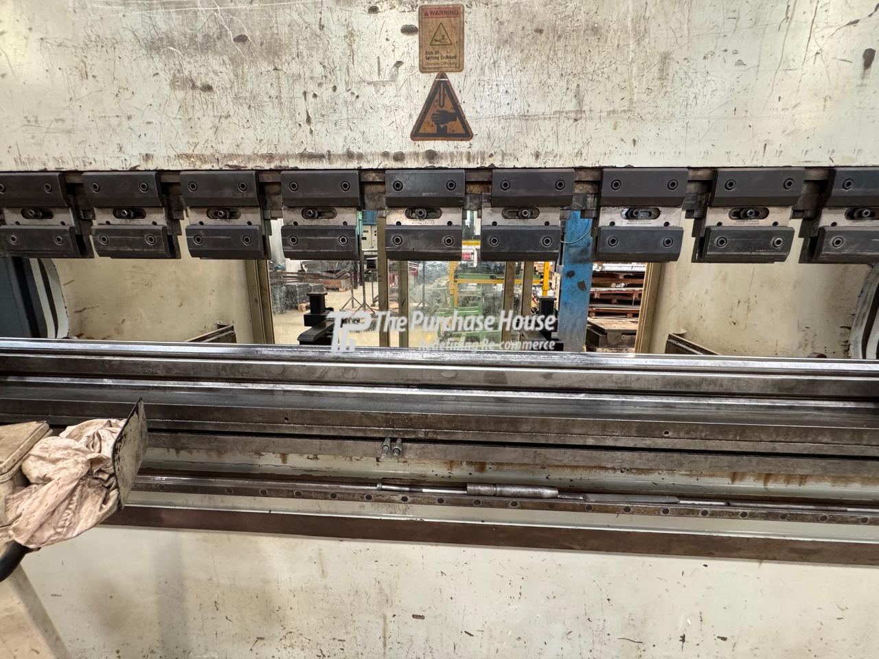 CNC PRESS BRAKE MACHINE
