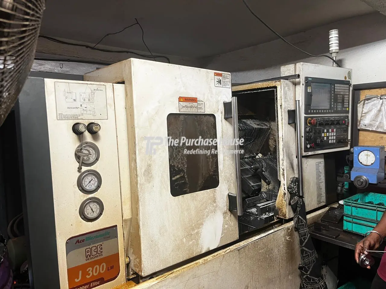 CNC TURNING MACHINE
