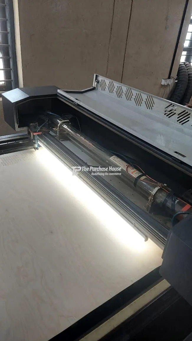CO2 LASER CUTTING MACHINE