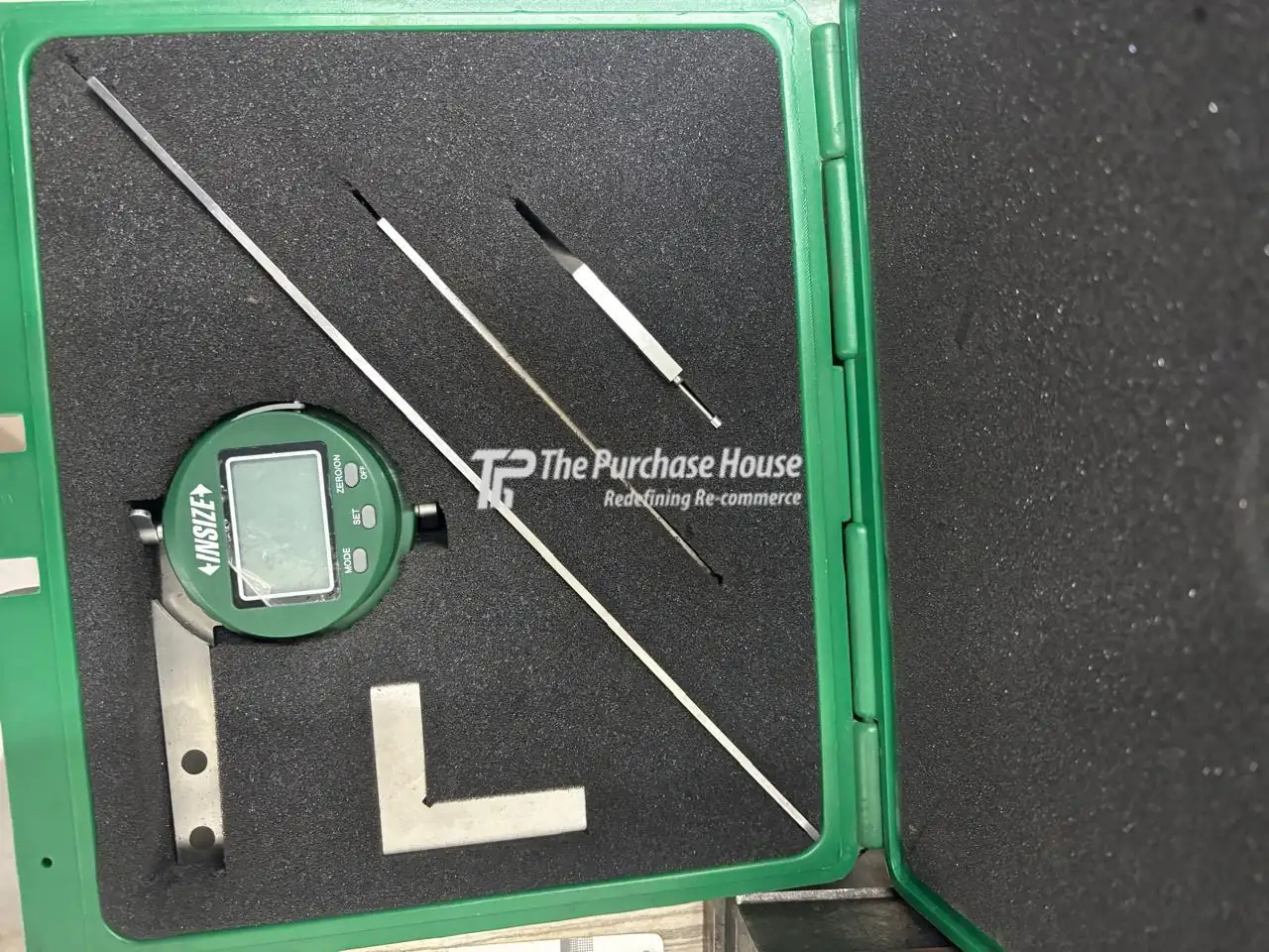Digital universal protractor for precise angle measurement