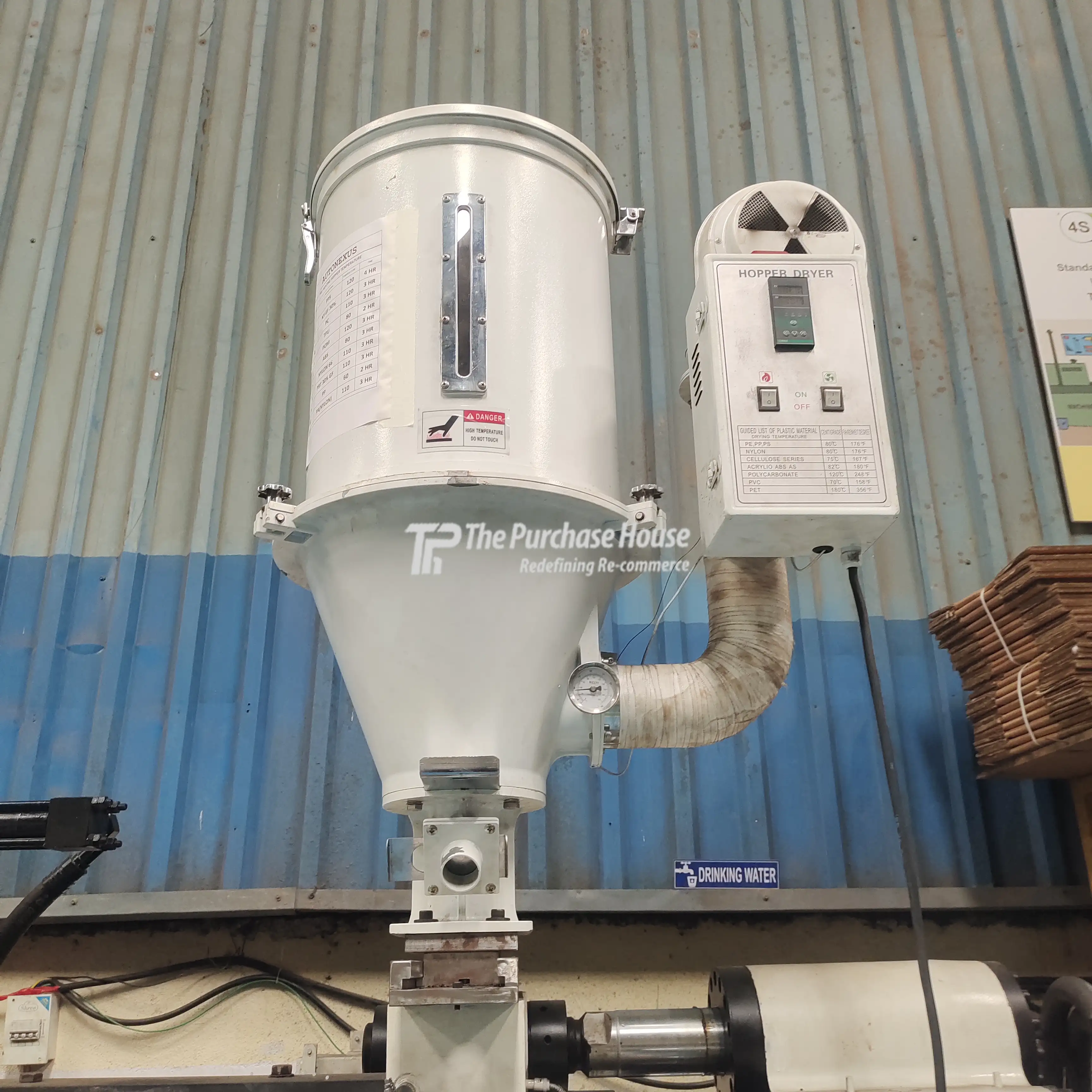 INJECTION MOULDING MACHINE