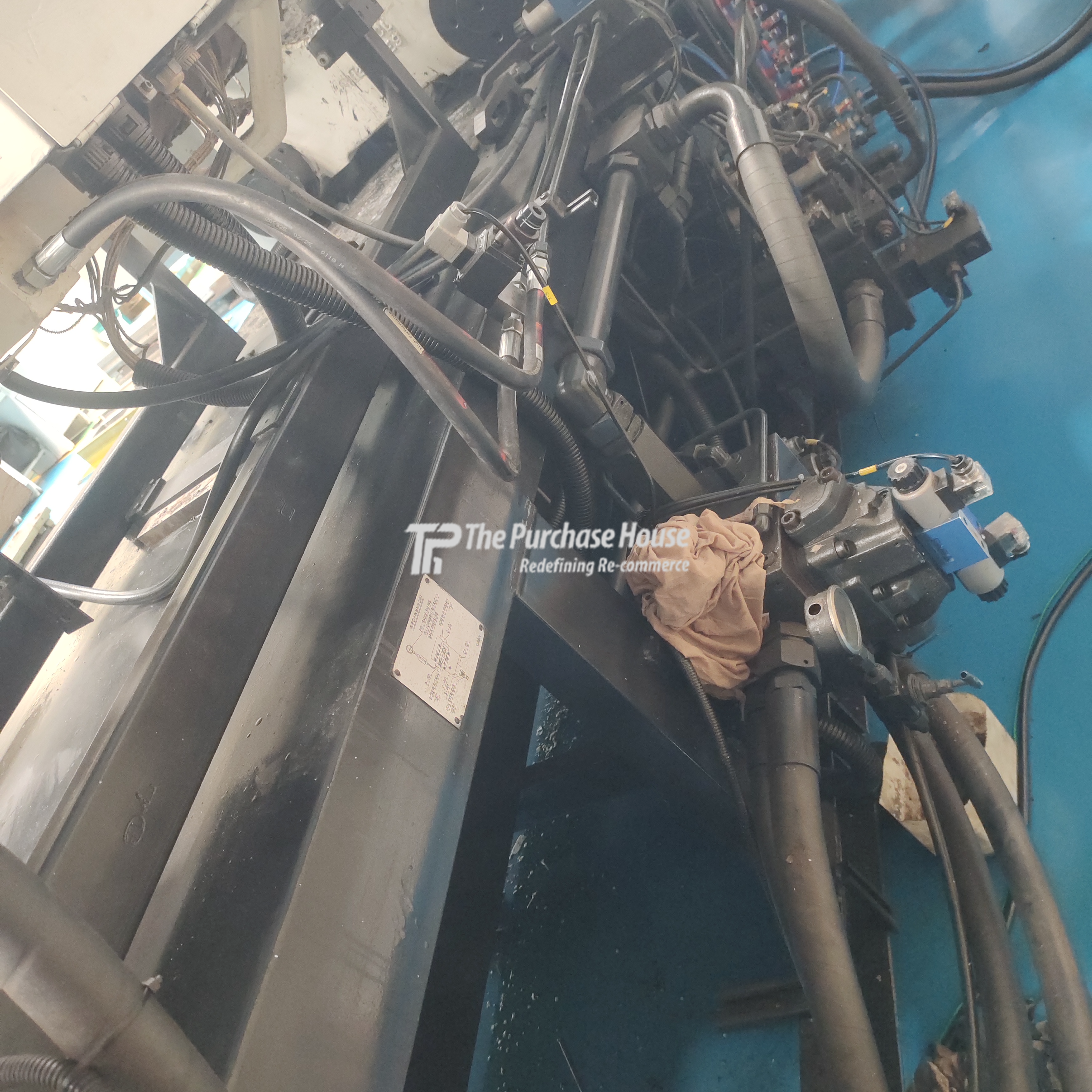 INJECTION MOULDING MACHINE