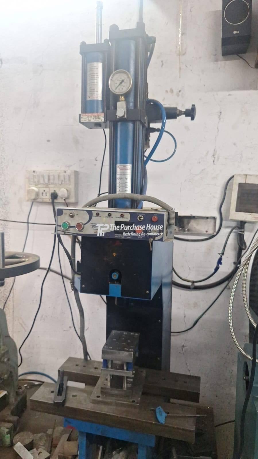 HYDROPNEUMATIC PRESS MACHINE