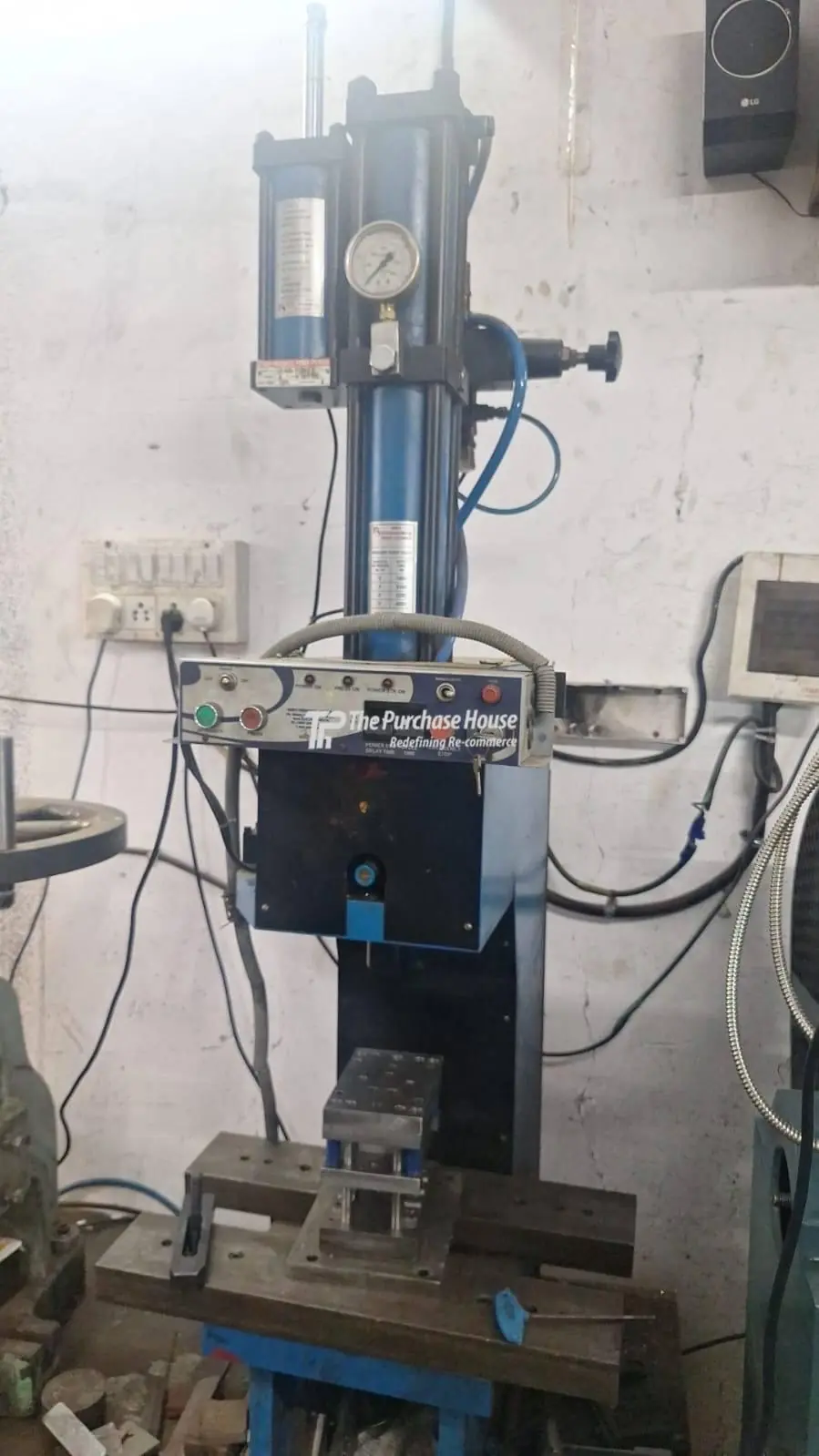 Hydropneumatic Press Machine for Precision Operations