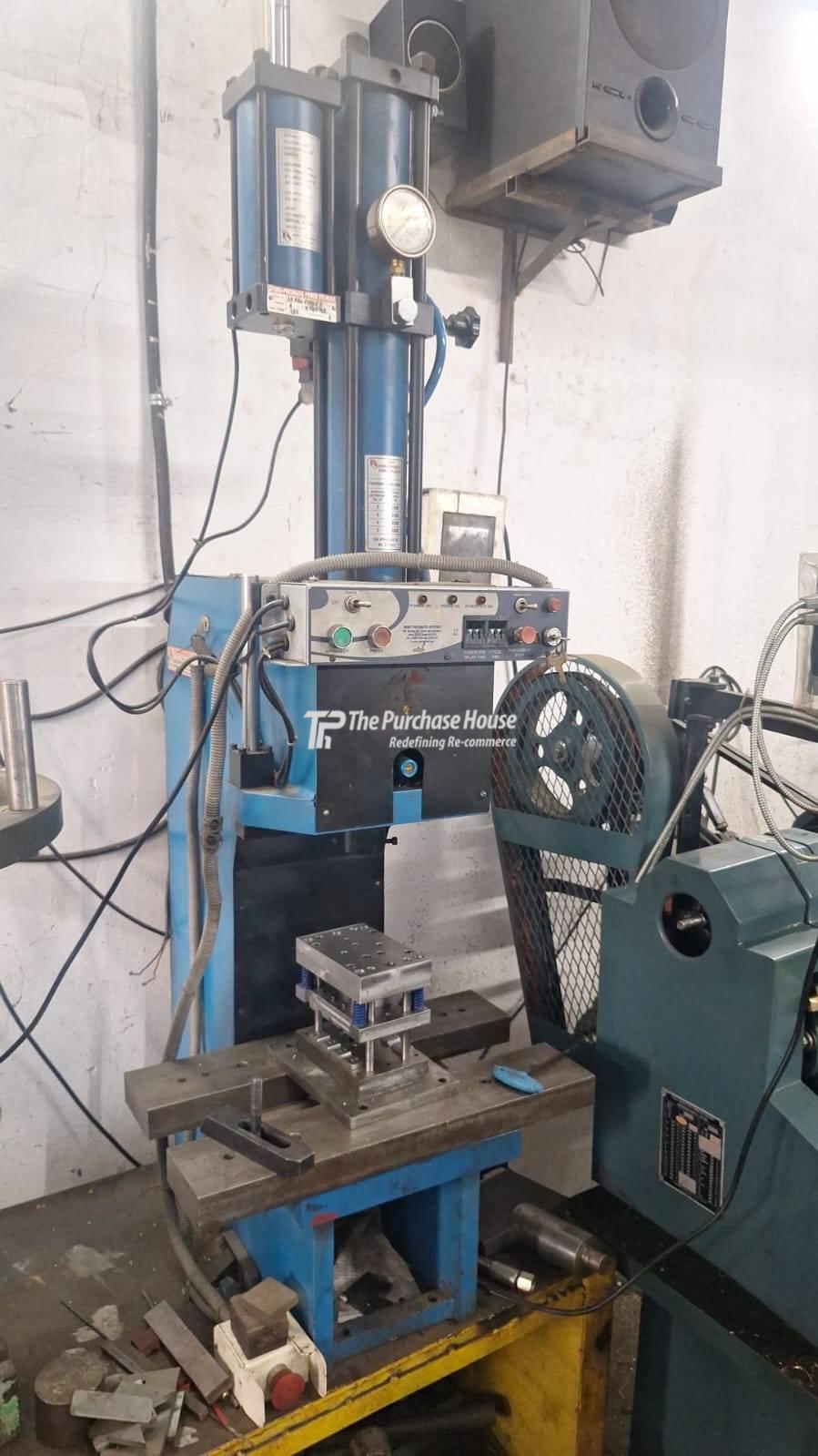 HYDROPNEUMATIC PRESS MACHINE