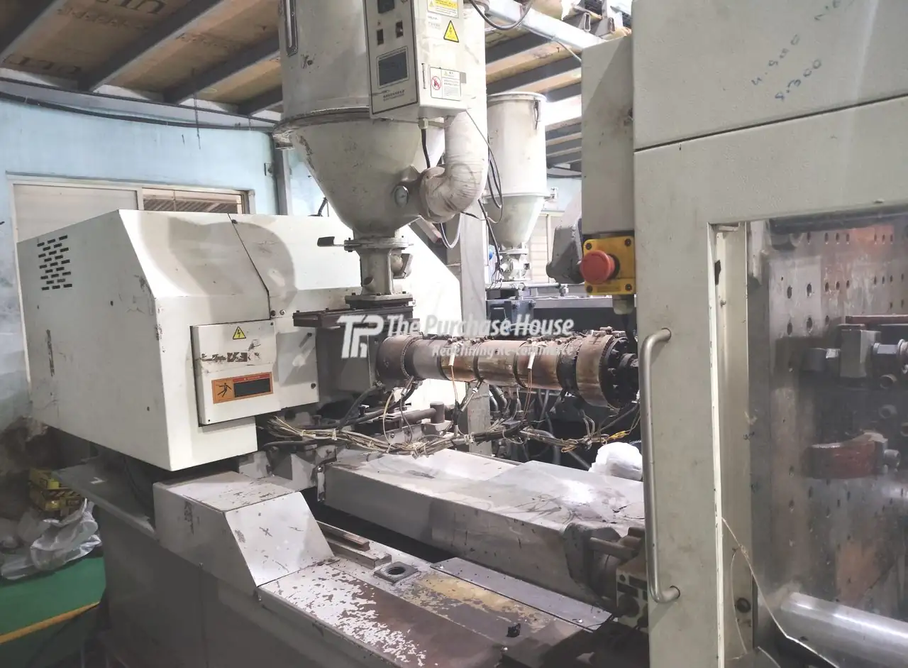 INJECTION MOULDING MACHINE