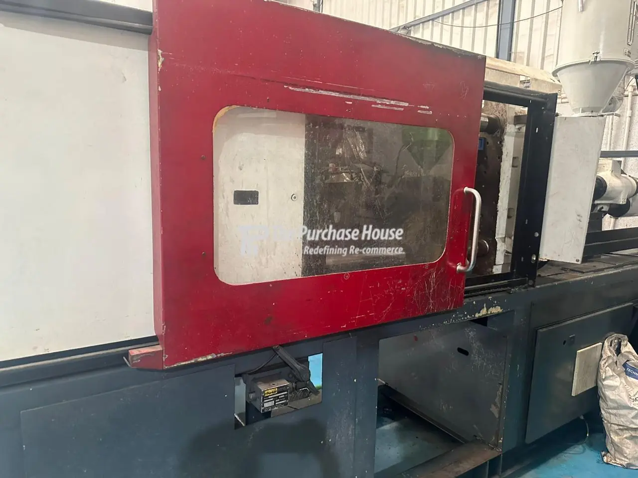 INJECTION MOULDING MACHINE