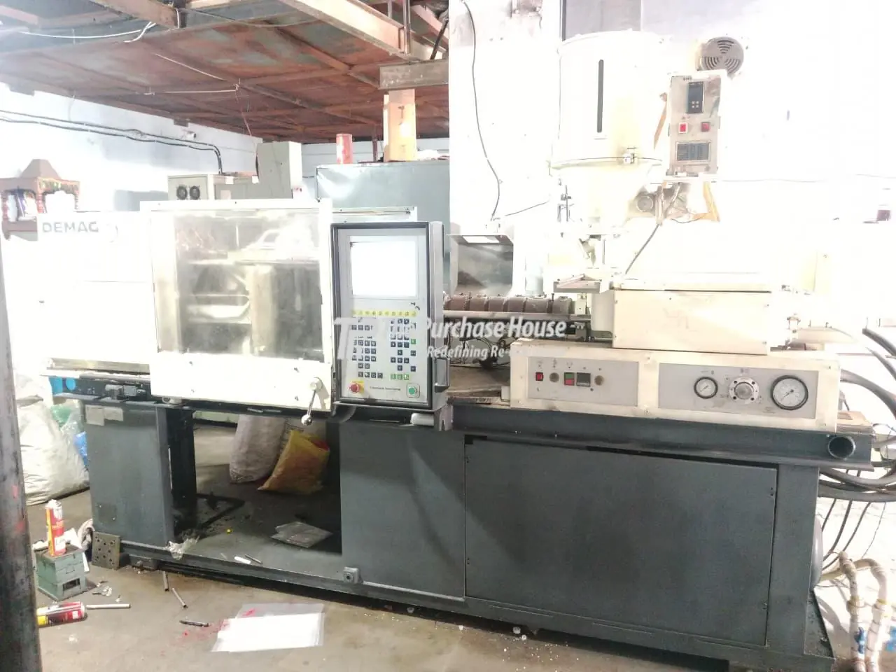 INJECTION MOULDING MACHINE