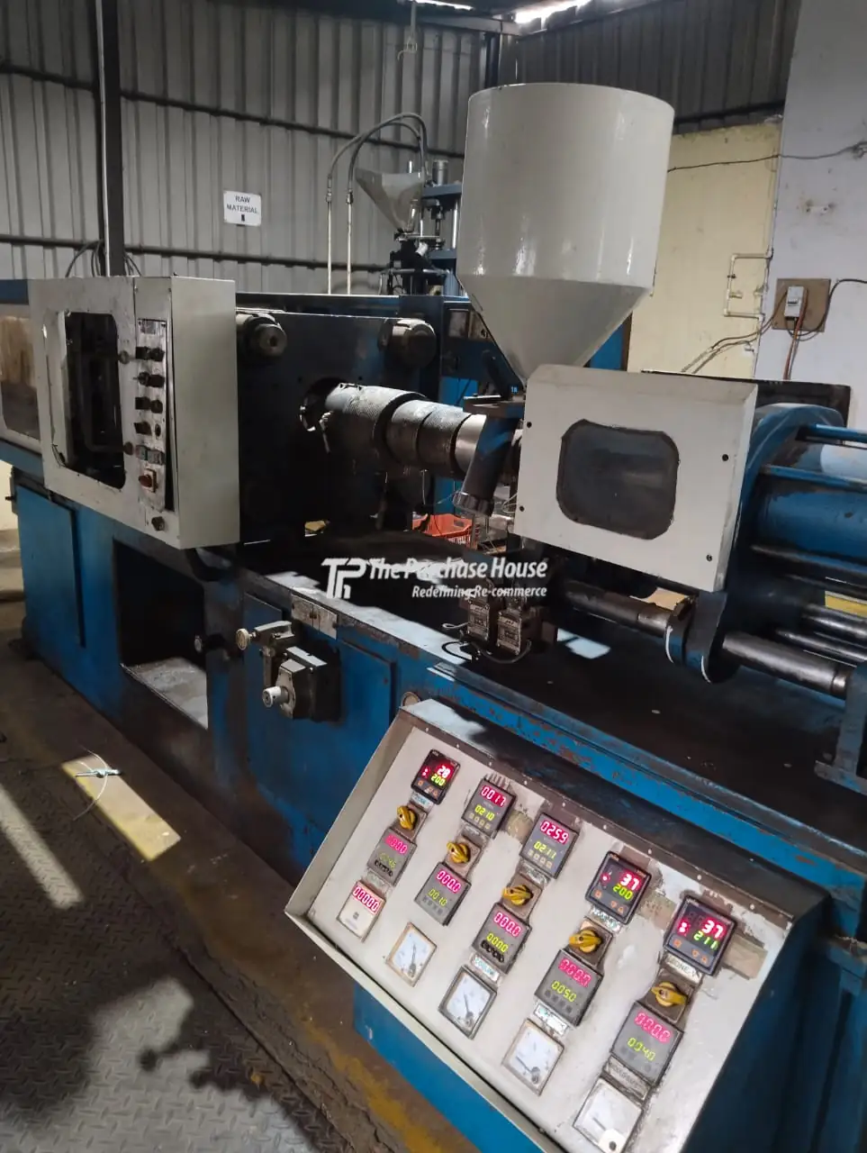 INJECTION MOULDING MACHINE
