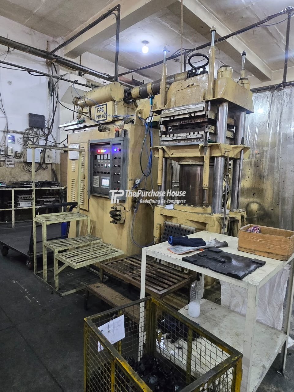 INJECTION MOULDING MACHINE