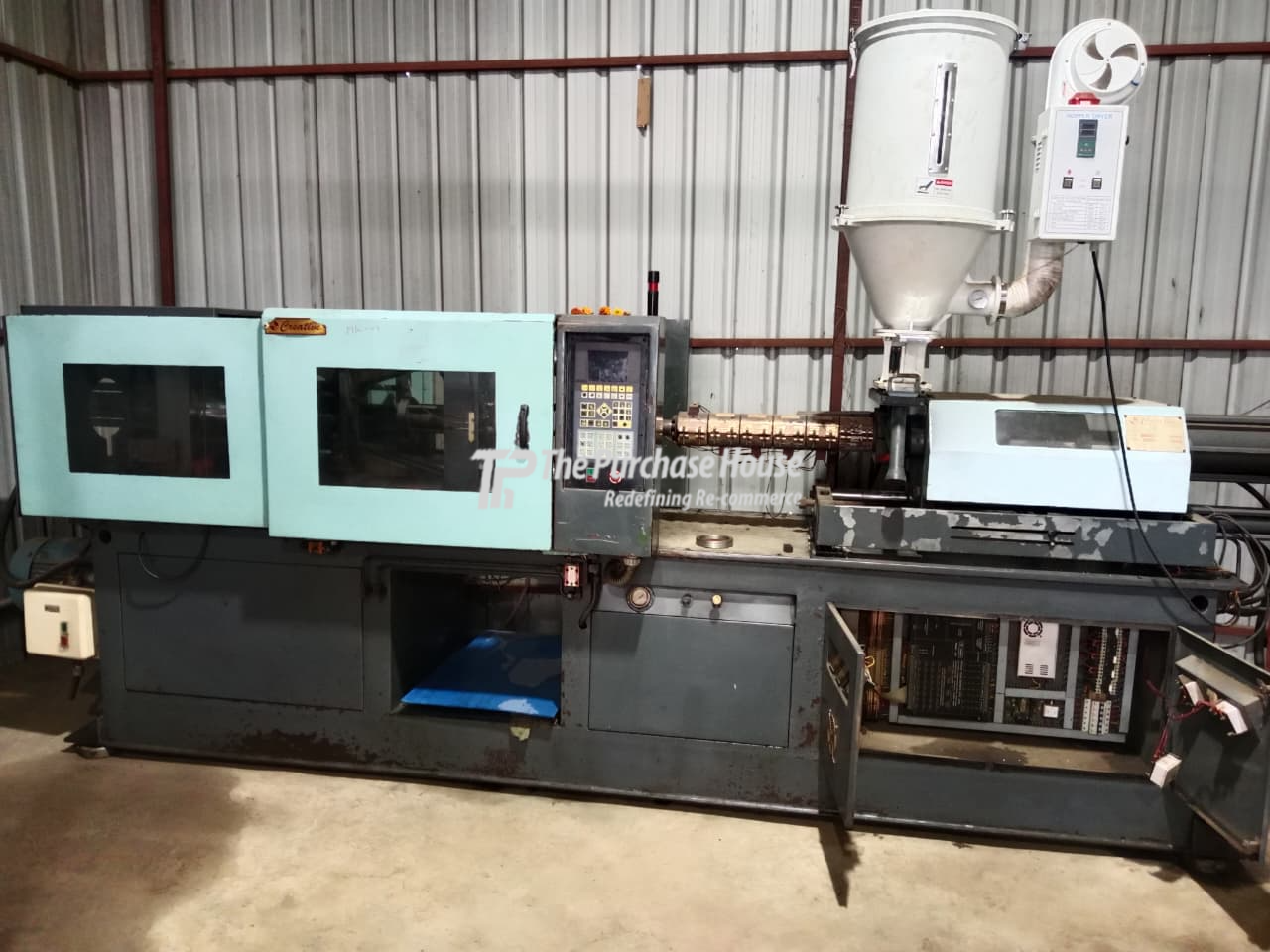 INJECTION MOULDING MACHINE