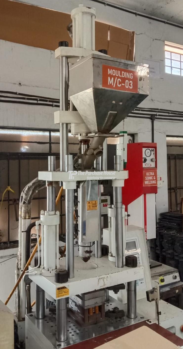 INJECTION MOULDING MACHINE