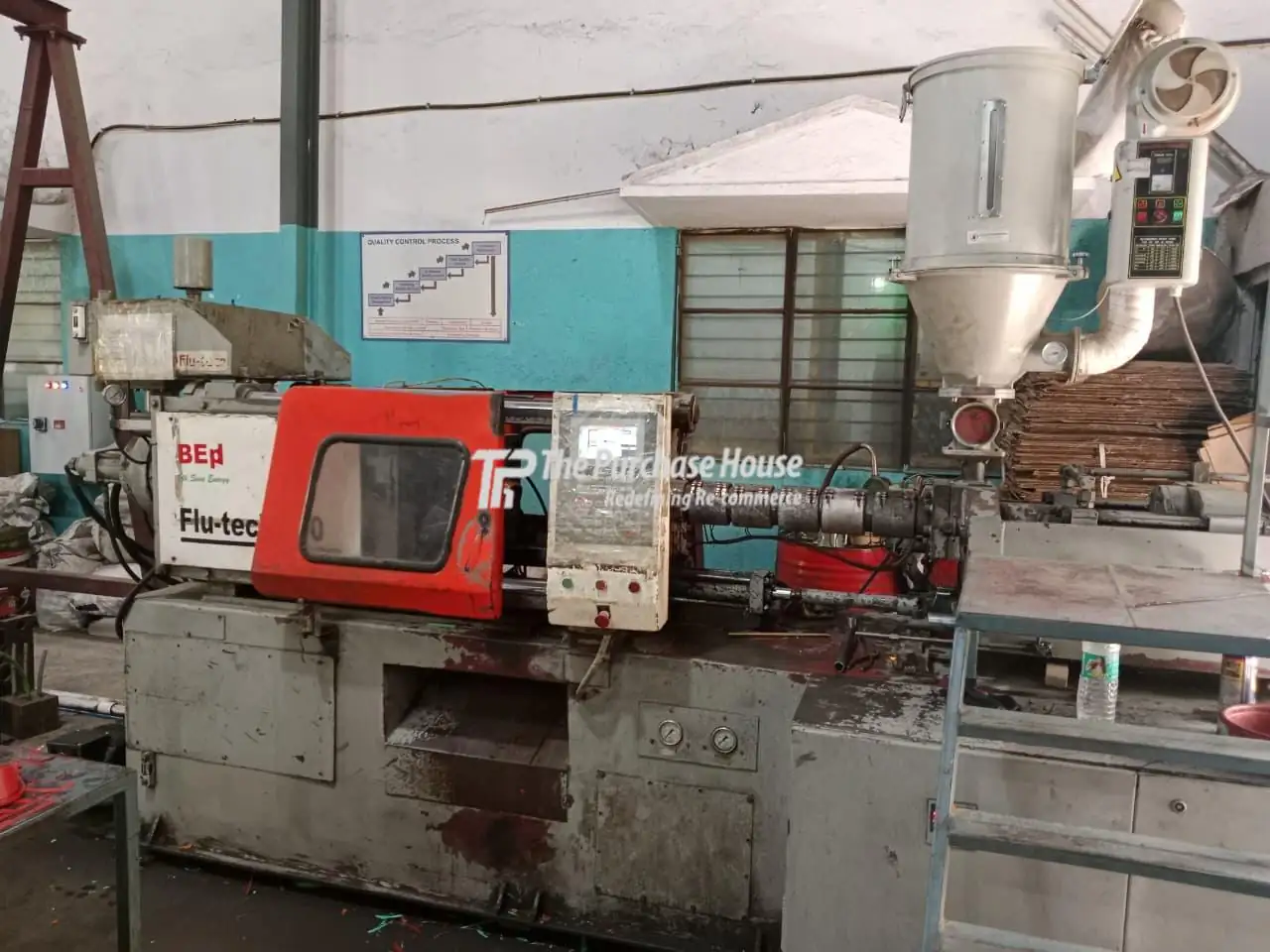 Injection moulding machine for plastic component manufacturing