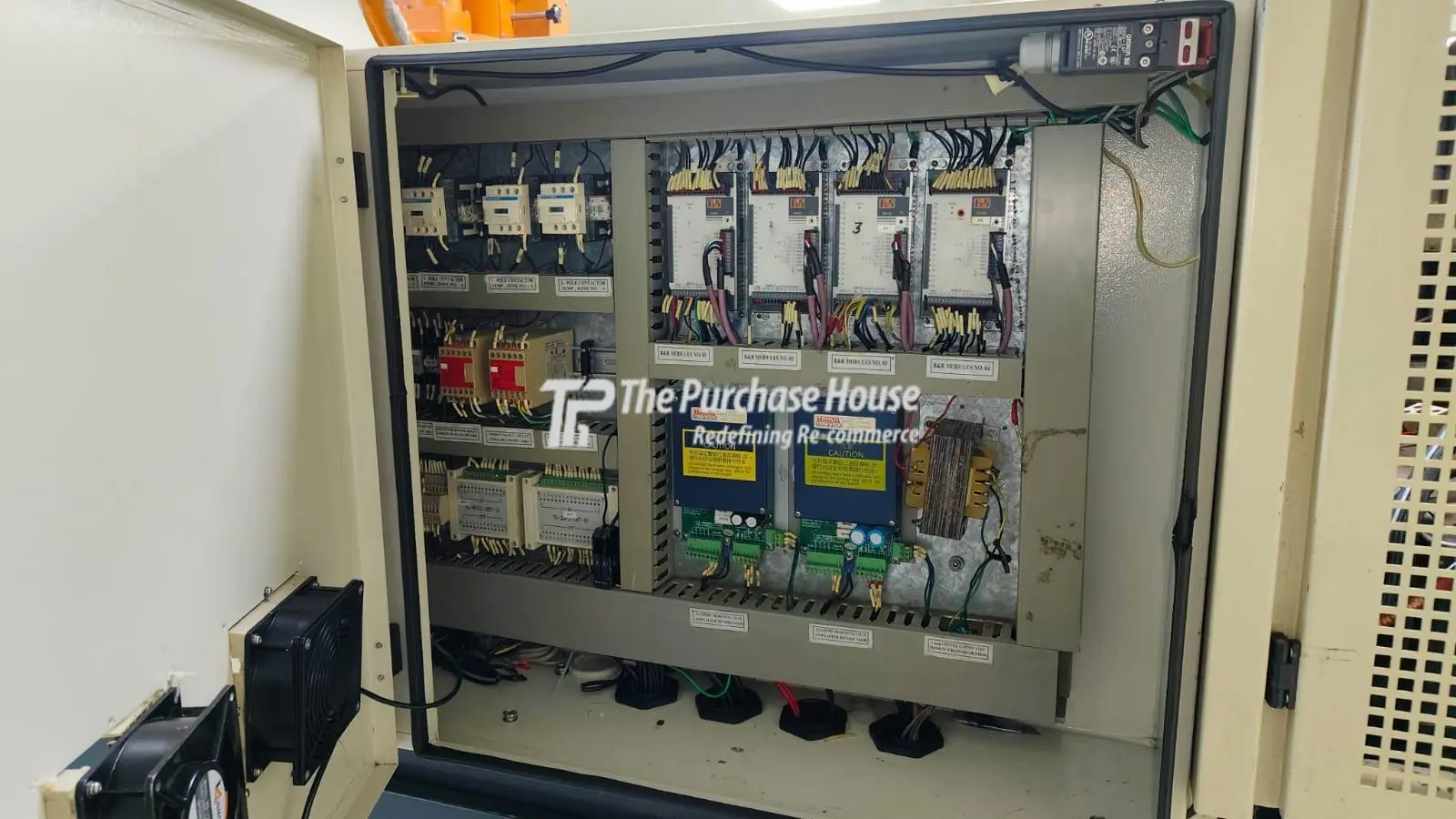 BLOW MOULDING MACHINE