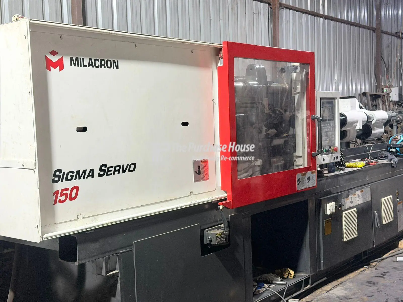 INJECTION MOULDING MACHINE