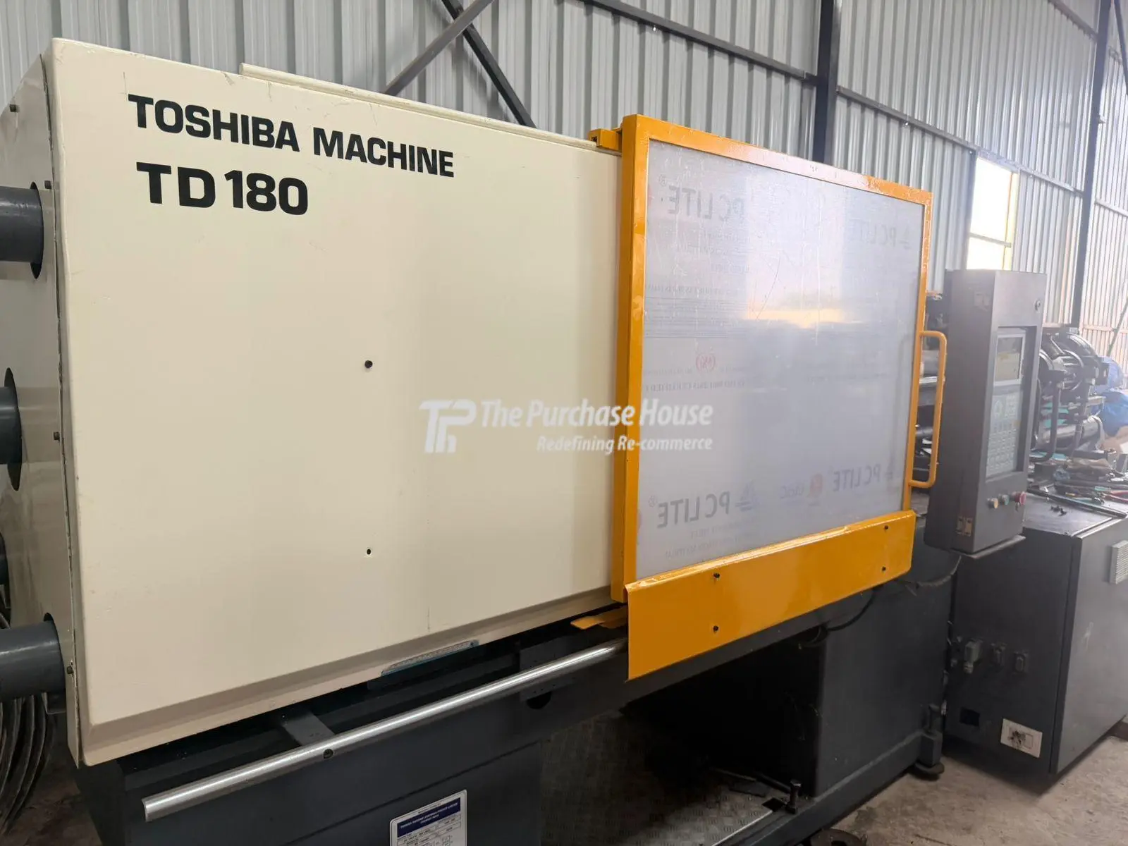 INJECTION MOULDING MACHINE