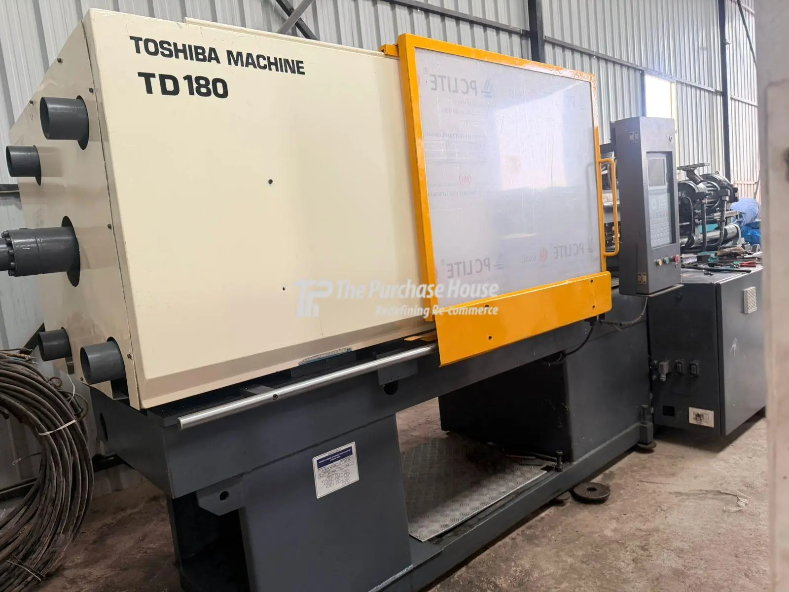 INJECTION MOULDING MACHINE