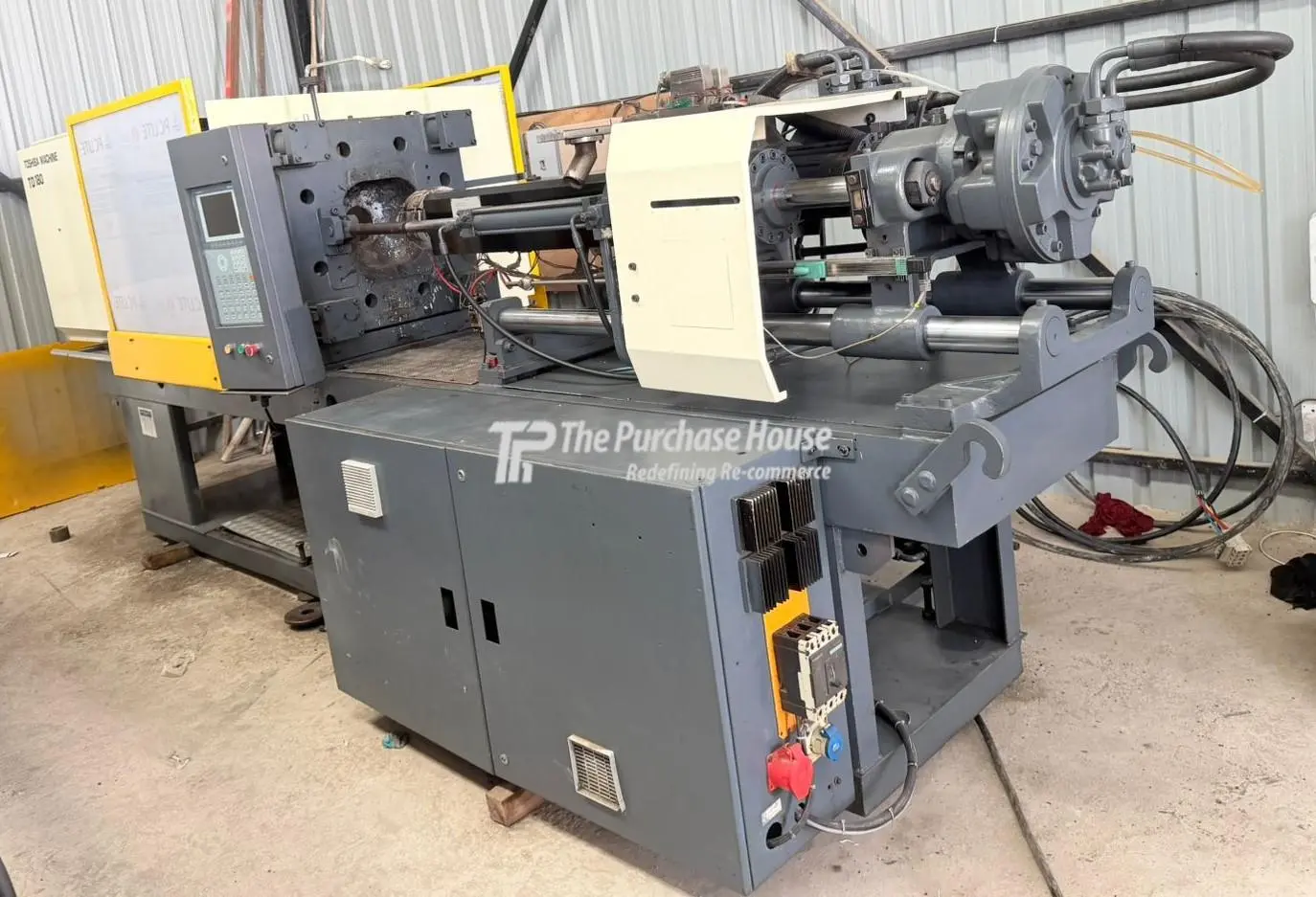 INJECTION MOULDING MACHINE