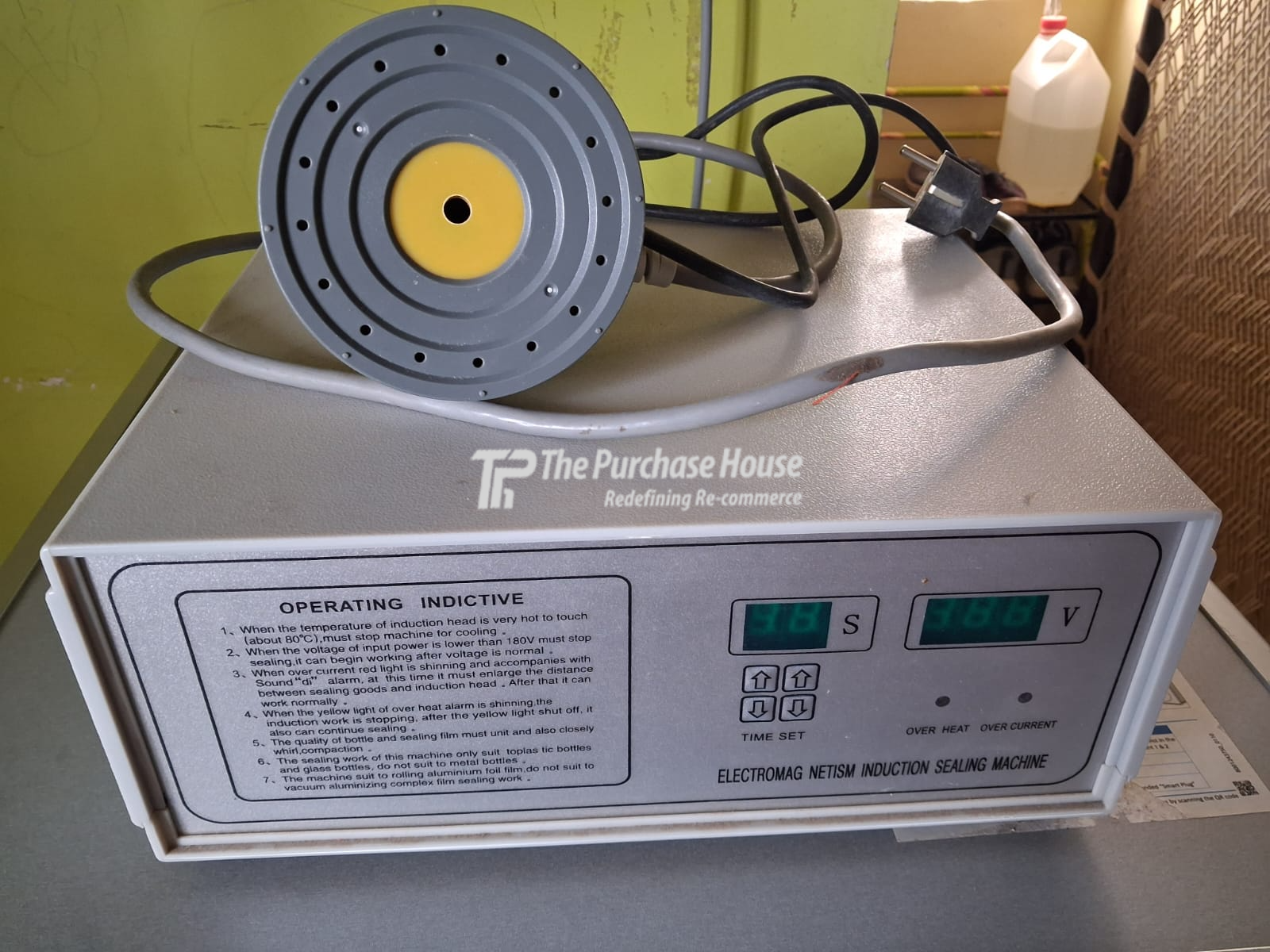 Induction sealing machine