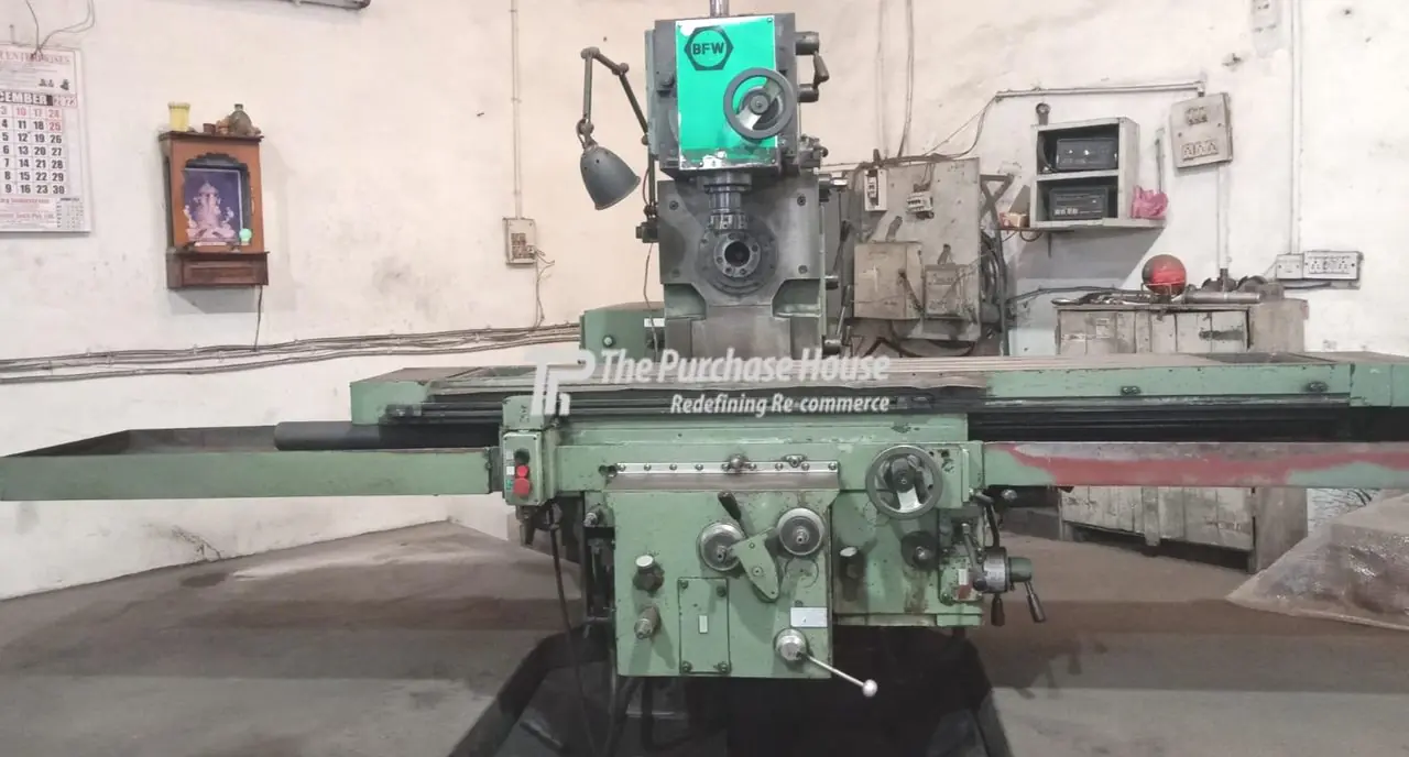 UNIVERSAL MILLING MACHINE