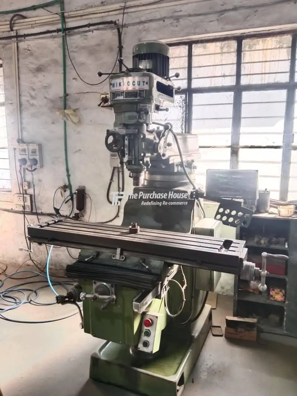 Vertical DRO milling machine for accurate metal machining