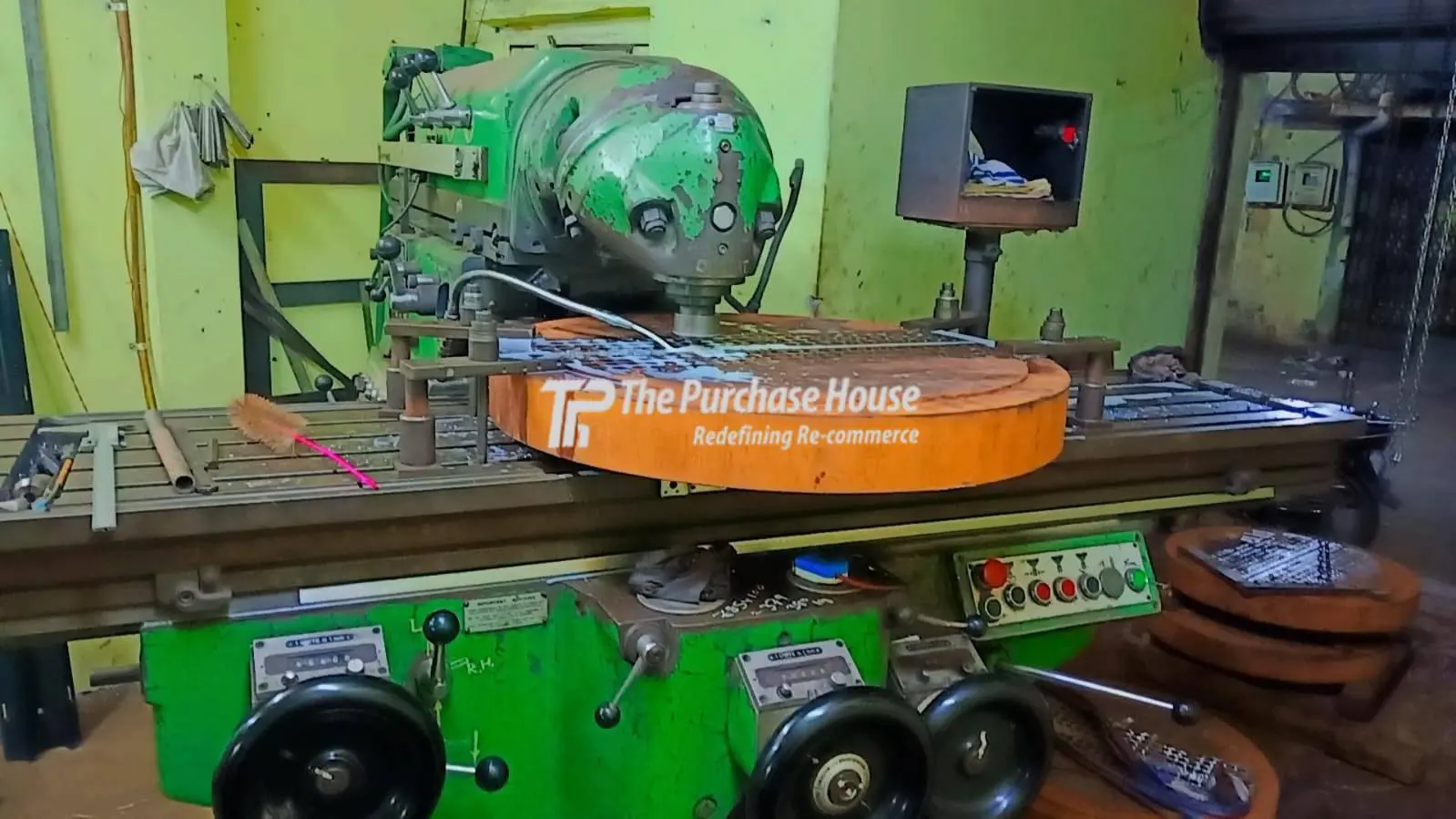 UNIVERSAL MILLING MACHINE