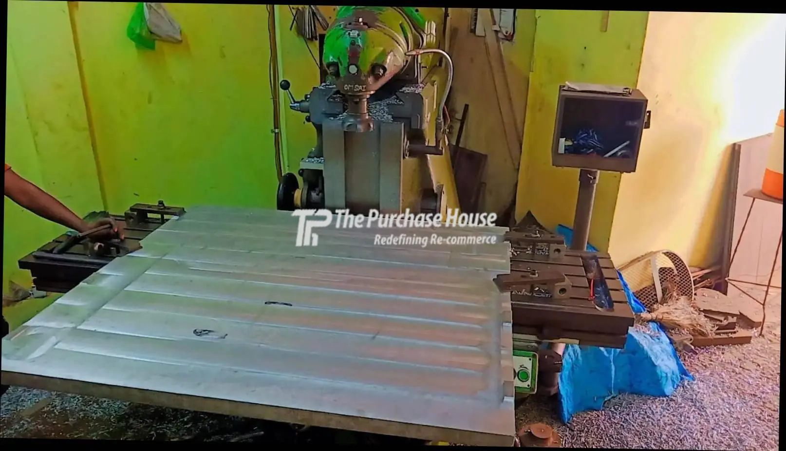 UNIVERSAL MILLING MACHINE