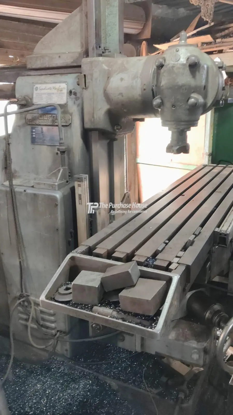 UNIVERSAL MILLING MACHINE