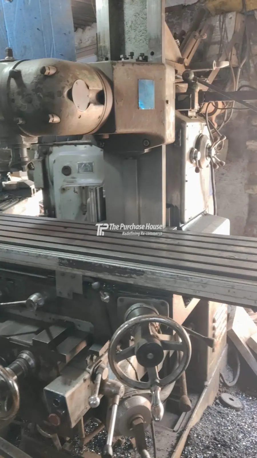 UNIVERSAL MILLING MACHINE