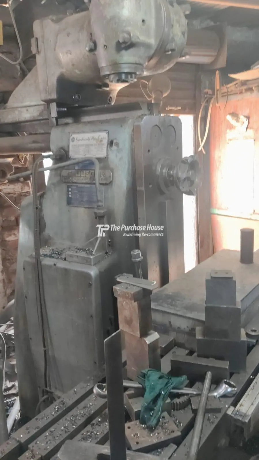 UNIVERSAL MILLING MACHINE