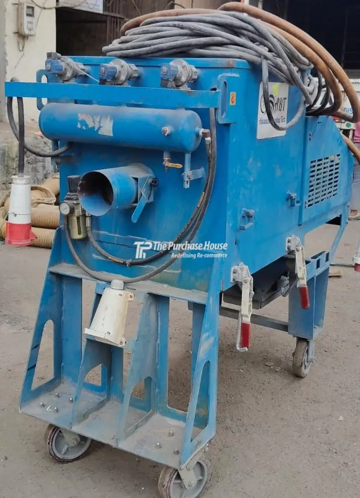 Blasting machine for metal surface cleaning