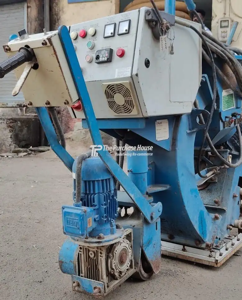Blasting machine for metal surface cleaning