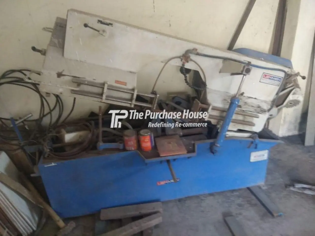 Industrial bandsaw machine for steel cutting