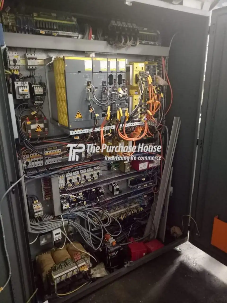 VERTICAL MACHINING CENTER WITH AUTOMATIC PALLET CHANGER (VMC)