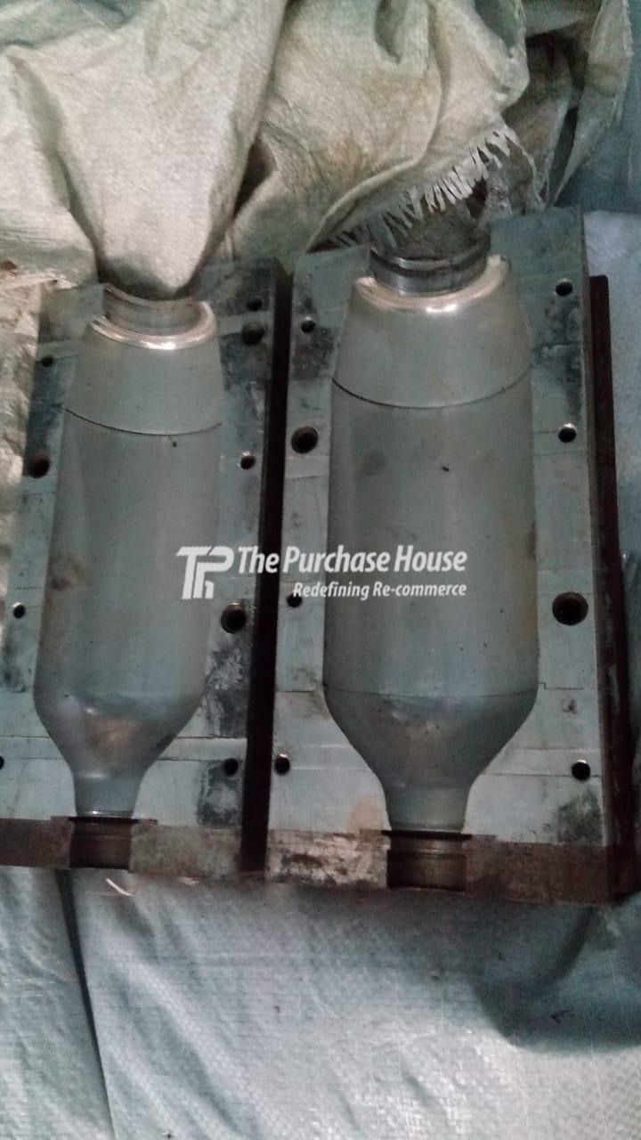 PET BOTTLE DOUBLE CAVITY MOULD MACHINE