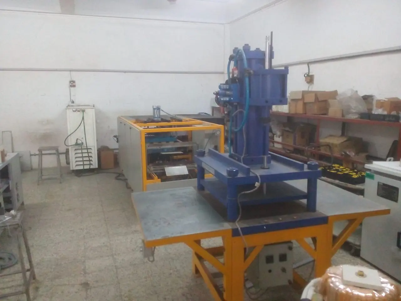 VACCUM FORMING MACHINE