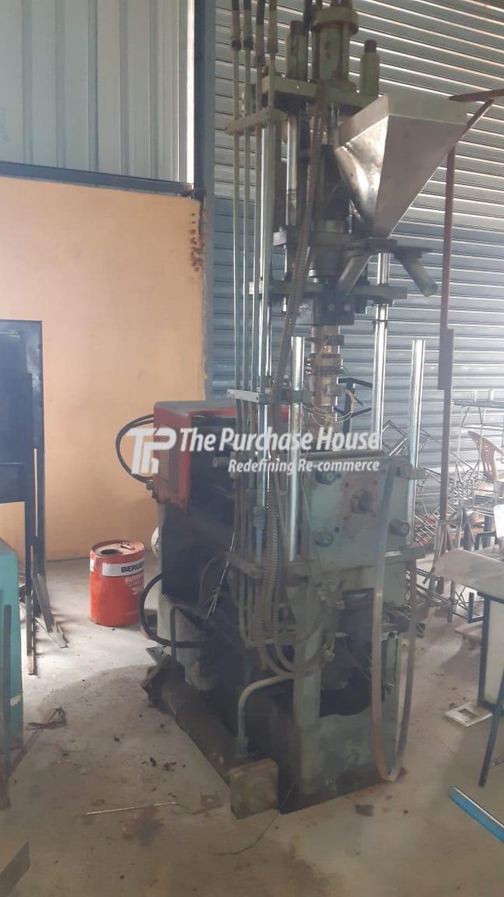 VERTICAL INJECTION MOULDING MACHINE