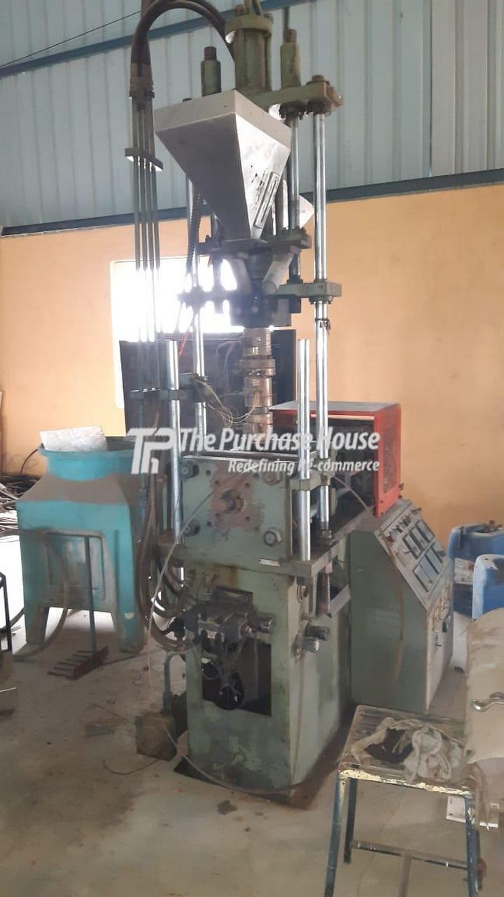 VERTICAL INJECTION MOULDING MACHINE