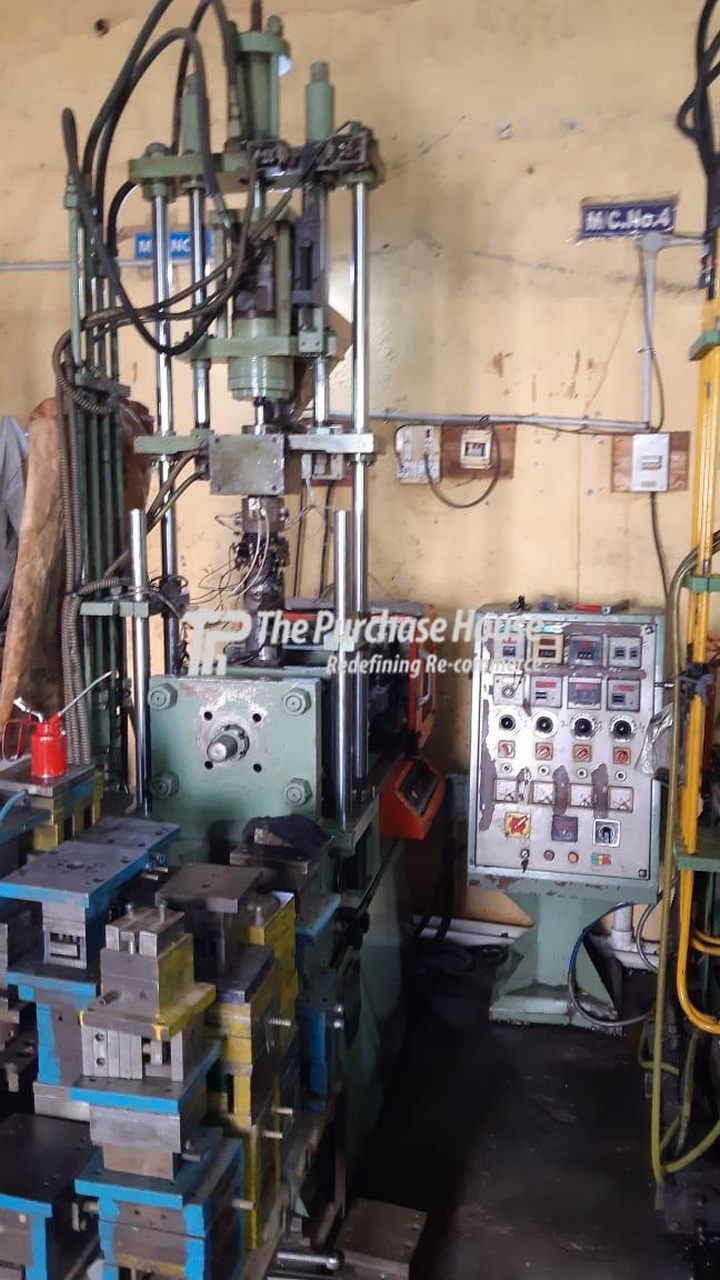 INJECTION MOULDING MACHINE