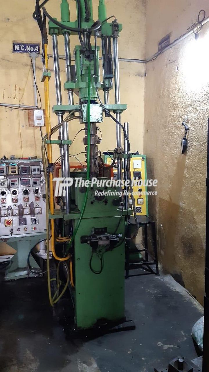 PLASTIC INJECTION MOULDING MACHINE