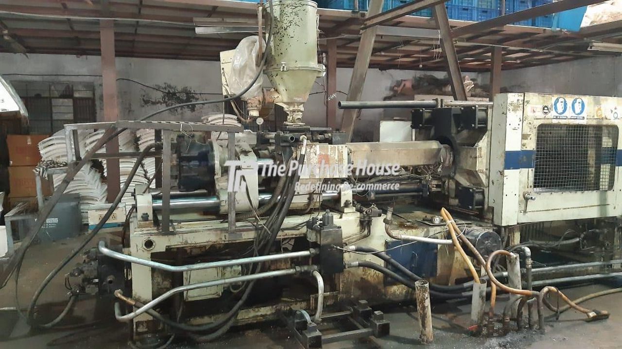 INJECTION MOULDING MACHINE