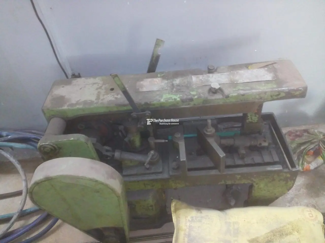 Power hacksaw machine for cutting metal bars