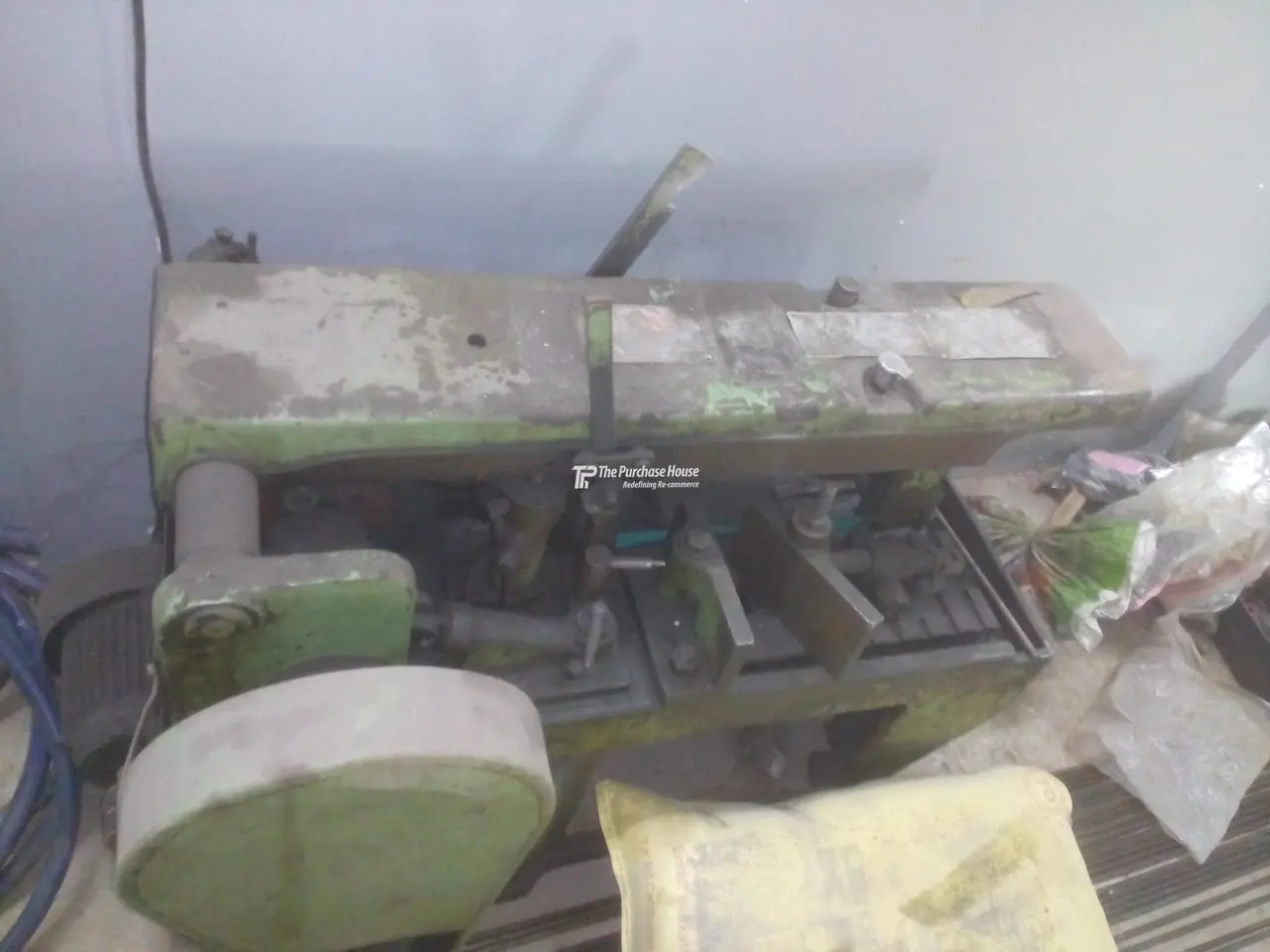 Power hacksaw machine for cutting metal bars