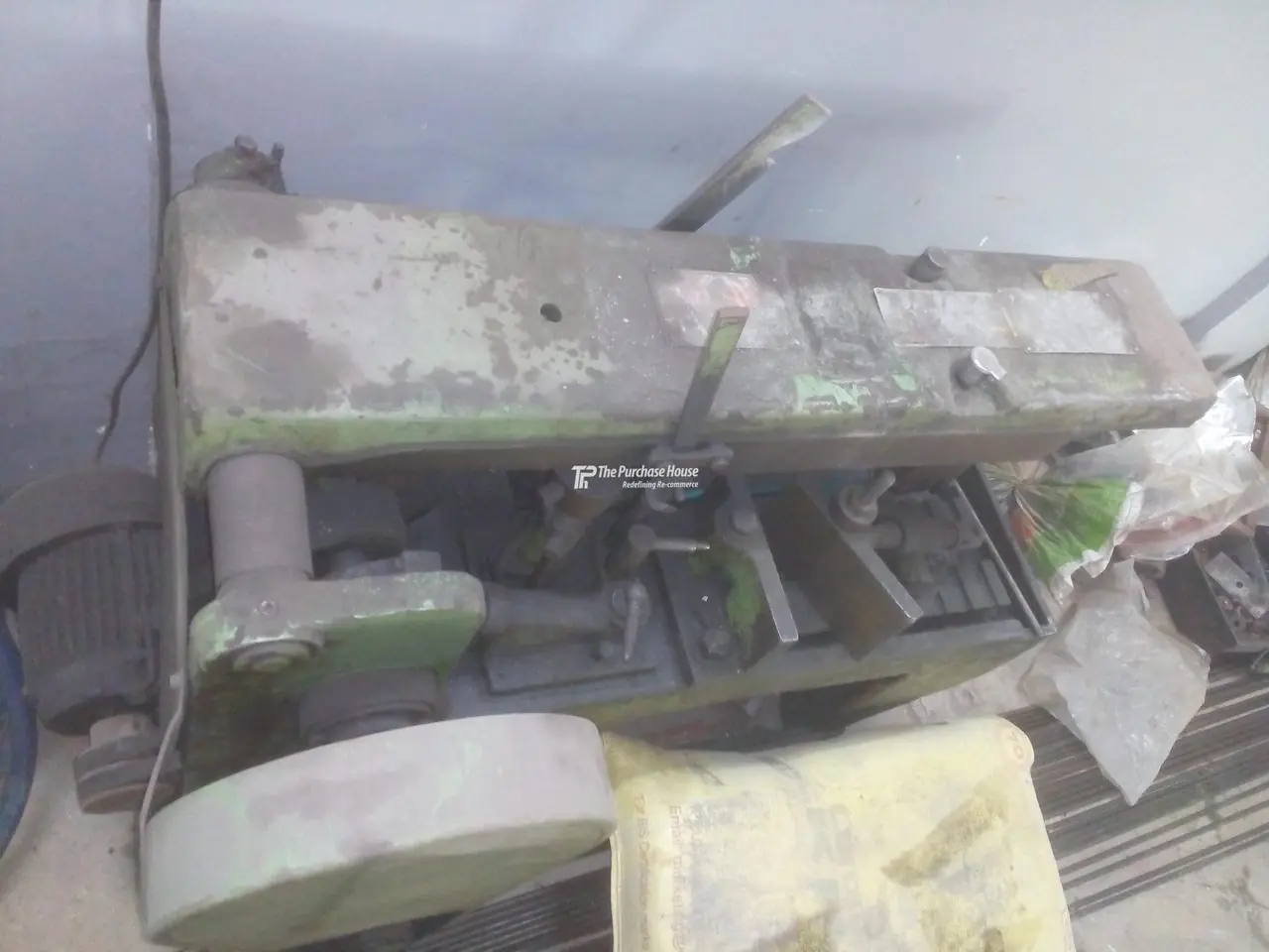 Power hacksaw machine for cutting metal bars